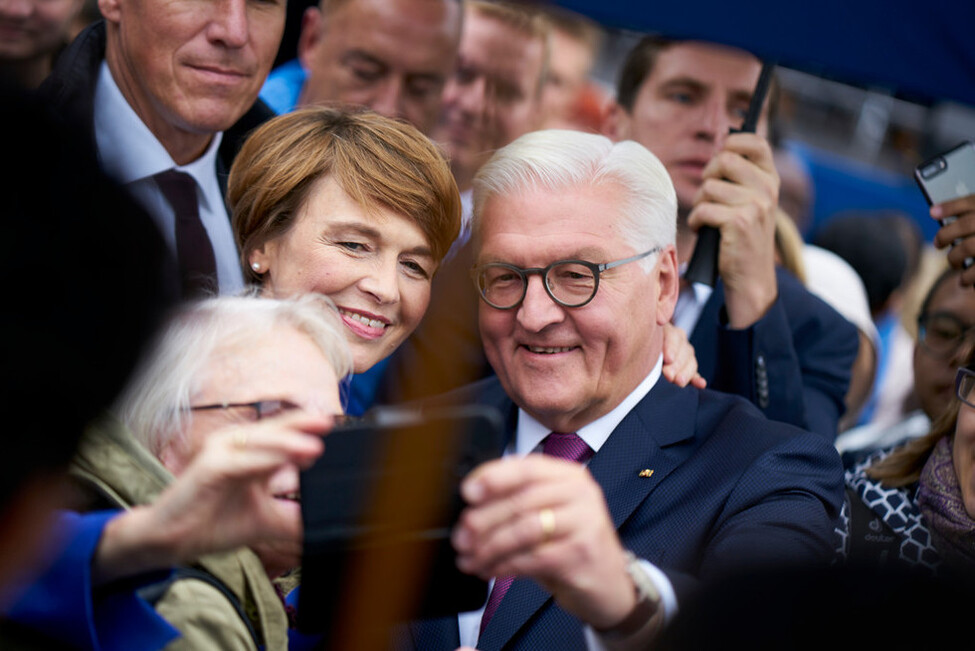 Bundespräsident Frank-Walter Steinmeier und Elke Büdenbender bei der Begegnung mit Gästen im Schlosspark anlässlich des Bürgerfests des Bundespräsidenten 2017