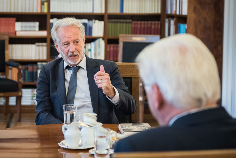 Bundespräsident Frank-Walter Steinmeier beim Gespräch mit dem belgischen Schriftsteller Stefan Hertmans im Amtszimmer anlässlich der Reihe 'Begegnungen in Bellevue' in Schloss Bellevue 