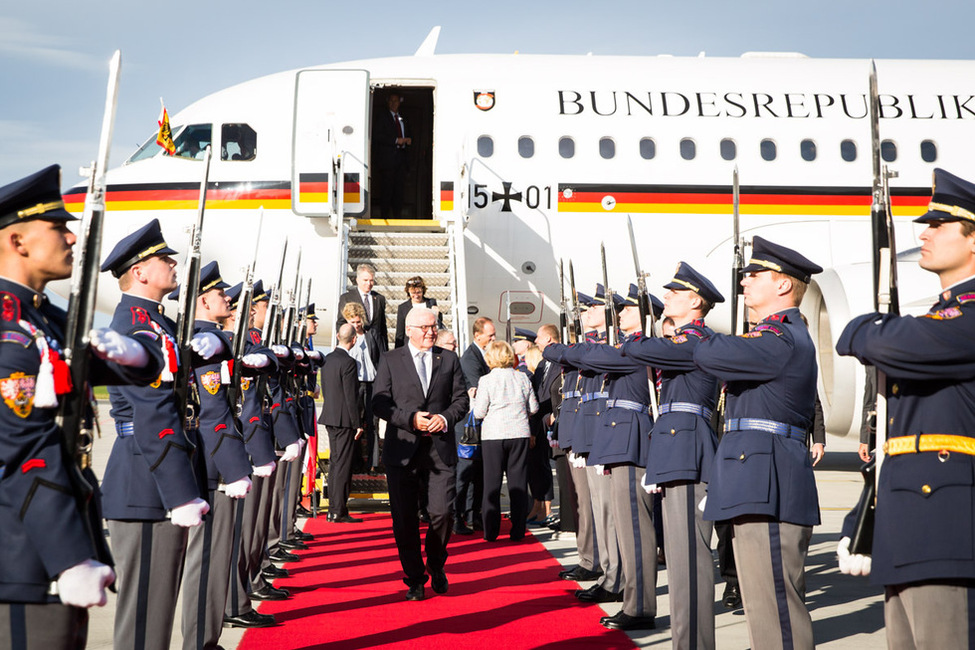 Bundespräsident Frank-Walter Steinmeier bei der Ankunft am Flughafen Václav Havel in Prag anlässlich seines Antrittsbesuchs in der Tschechischen Republik