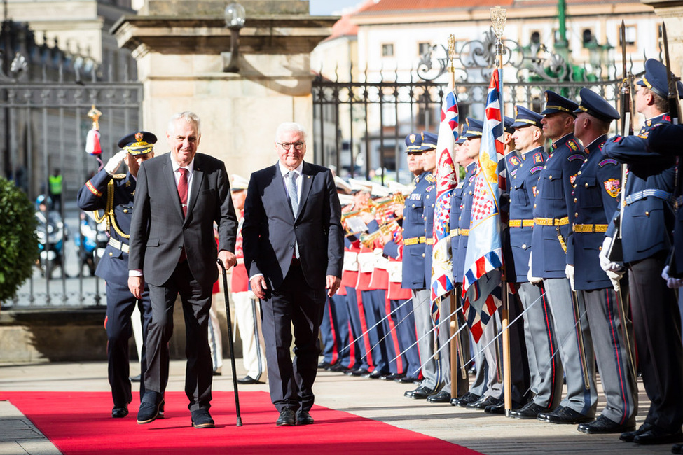 Bundespräsident Frank-Walter Steinmeier wird mit militärischen Ehren durch den Präsidenten der Tschechischen Republik, Miloš Zeman, auf der Prager Burg begrüßt anlässlich seines Antrittsbesuchs