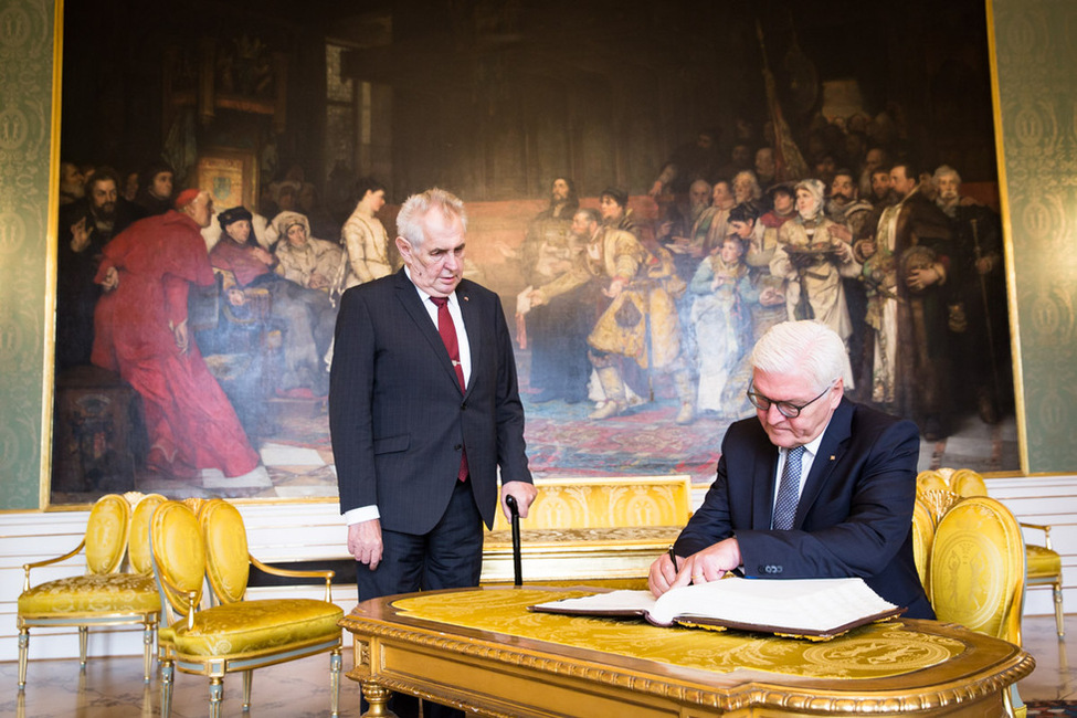 Bundespräsident Frank-Walter Steinmeier beim Eintrag ins Gästebuch im Brožiksaal der Prager Burg anlässlich seines Antrittsbesuchs in der Tschechischen Republik