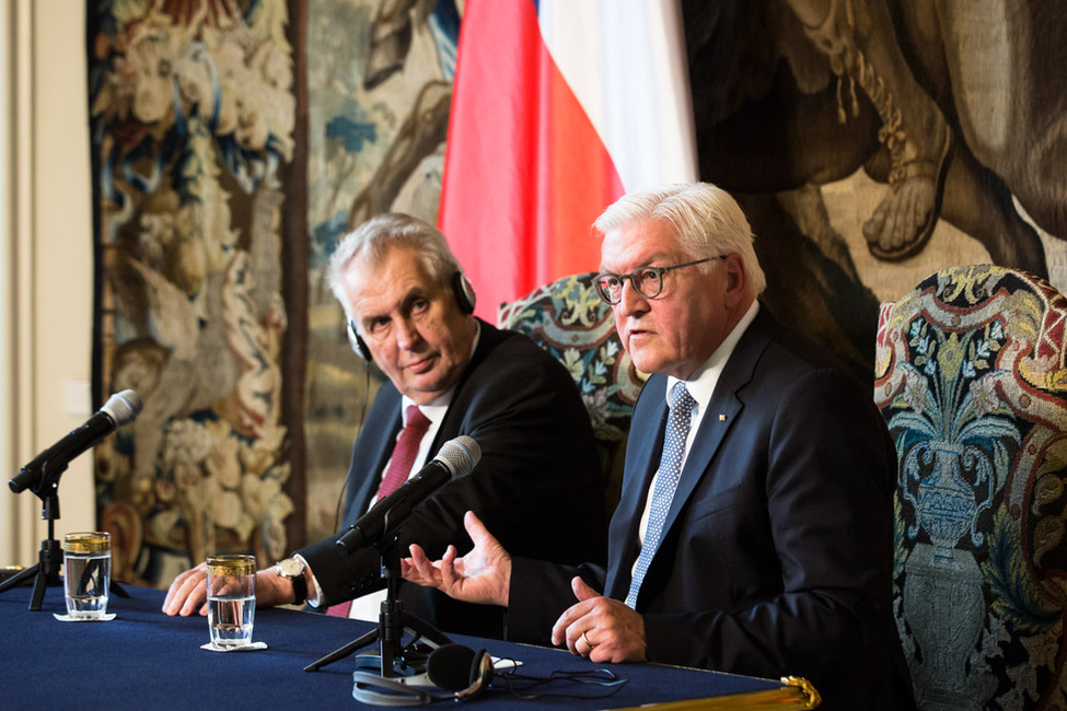 Bundespräsident Frank-Walter Steinmeier bei der gemeinsamen Begegnung mit der Presse mit dem Präsidenten der Tschechischen Republik, Miloš Zeman, anlässlich seines Antrittsbesuchs in der Tschechischen Republik