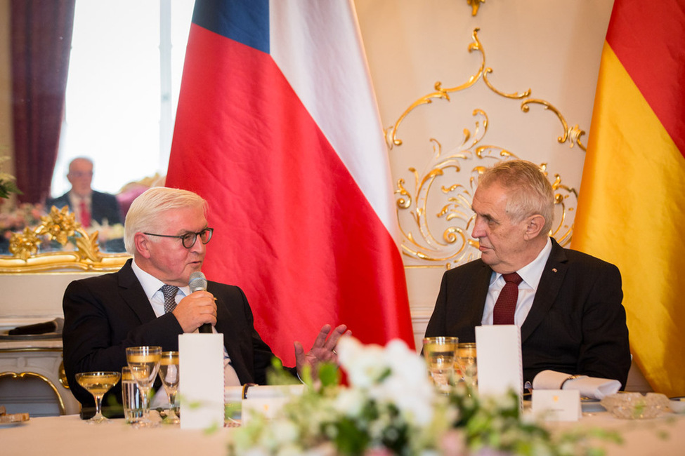 Bundespräsident Frank-Walter Steinmeier hält eine Rede beim Mittagessen, gegeben vom Präsidenten der Tschechischen Republik, Miloš Zeman, auf der Prager Burg anlässlich seines Antrittsbesuchs in der Tschechischen Republik