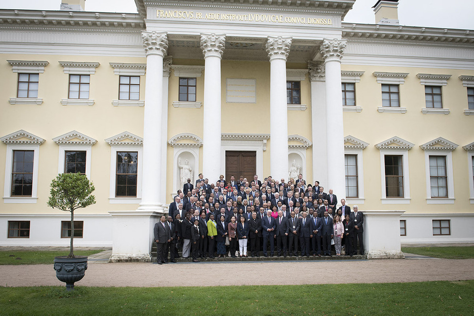 Bundespräsident Frank-Walter Steinmeier beim Gruppenfoto mit 130 Diplomatinnen und Diplomaten vor dem Wörlitzer Schloss anlässlich der Informations- und Begegnungsreise mit dem Diplomatischen Korps in Sachsen-Anhalt 