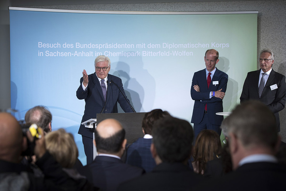 Bundespräsident Frank-Walter Steinmeier beim Besuch im Chemiepark Bitterfeld-Wolfen anlässlich der Informations- und Begegnungsreise mit dem Diplomatischen Korps in Sachsen-Anhalt 