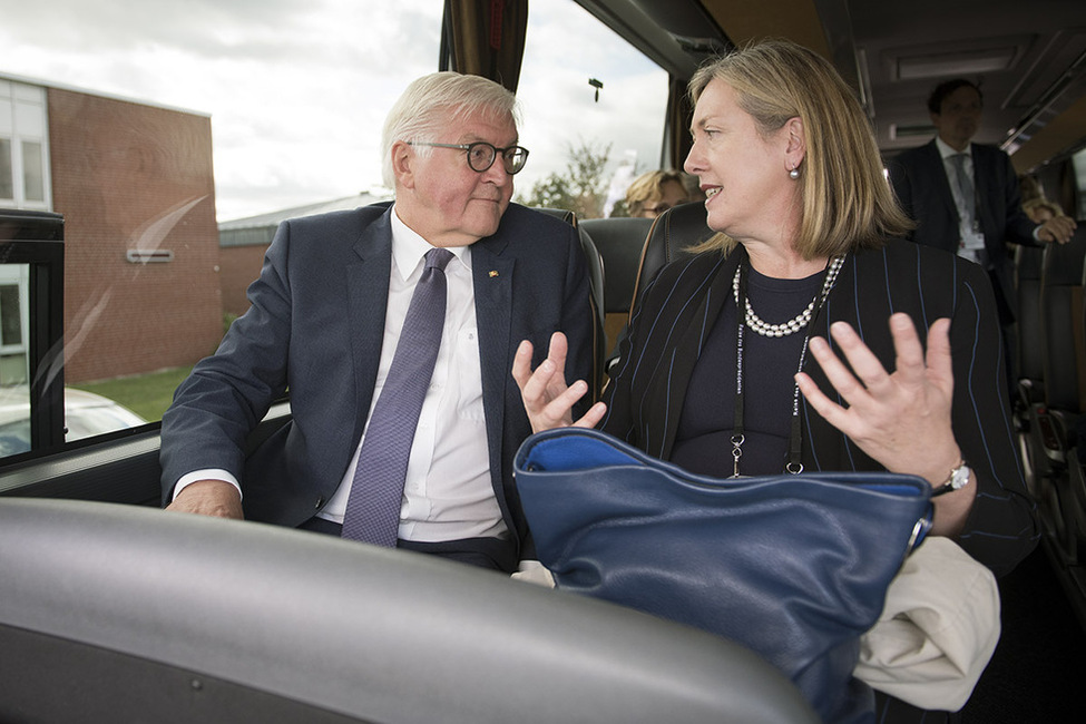 Bundespräsident Frank-Walter Steinmeier beim Gespräch mit der Botschafterin von Australien, Lynette Wood, im Bus anlässlich der Informations- und Begegnungsreise mit dem Diplomatischen Korps in Sachsen-Anhalt 