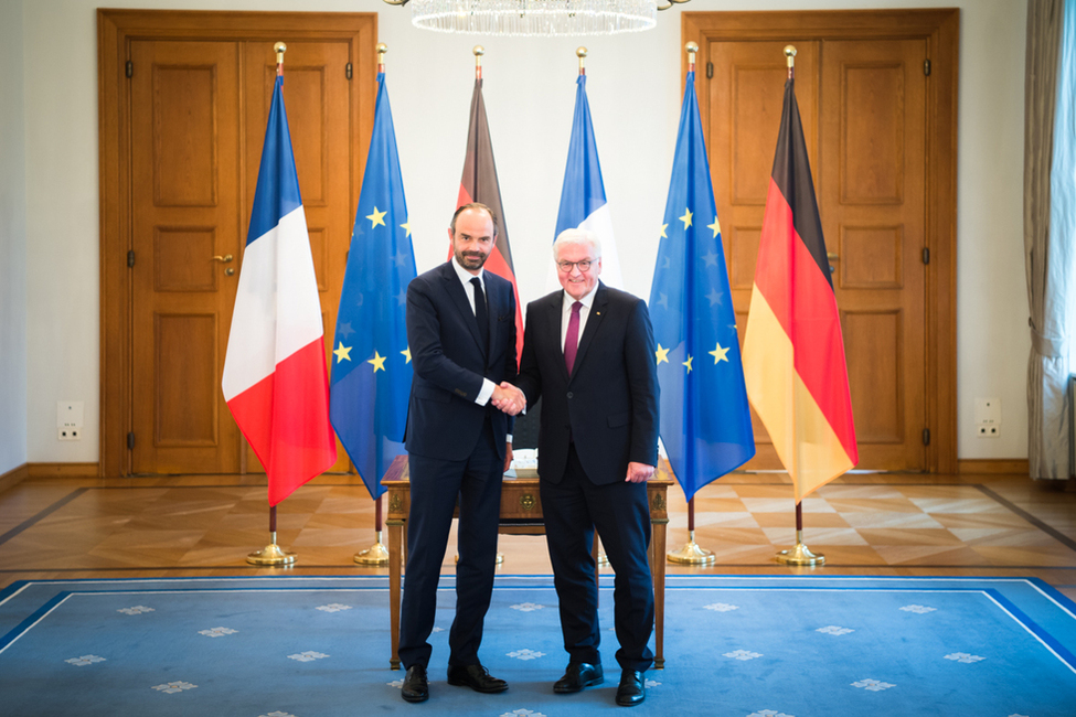 Bundespräsident Frank-Walter Steinmeier begrüßt den Premierminister der Französischen Republik, Édouard Philippe, in der Galerie anlässlich des Gesprächs in Schloss Bellevue 