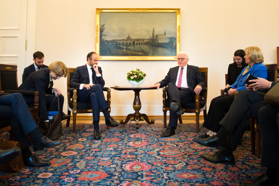 Bundespräsident Frank-Walter Steinmeier beim Austausch mit dem Premierminister der Französischen Republik, Édouard Philippe, im Amtszimmer in Schloss Bellevue 