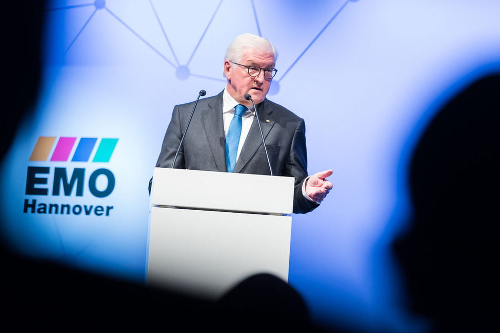 Bundespräsident Frank-Walter Steinmeier hält eine Ansprache im Plenumsaal des Messegeländes anlässlich der Eröffnung der Internationalen Werkzeugmaschinen-Messe EMO in Hannover