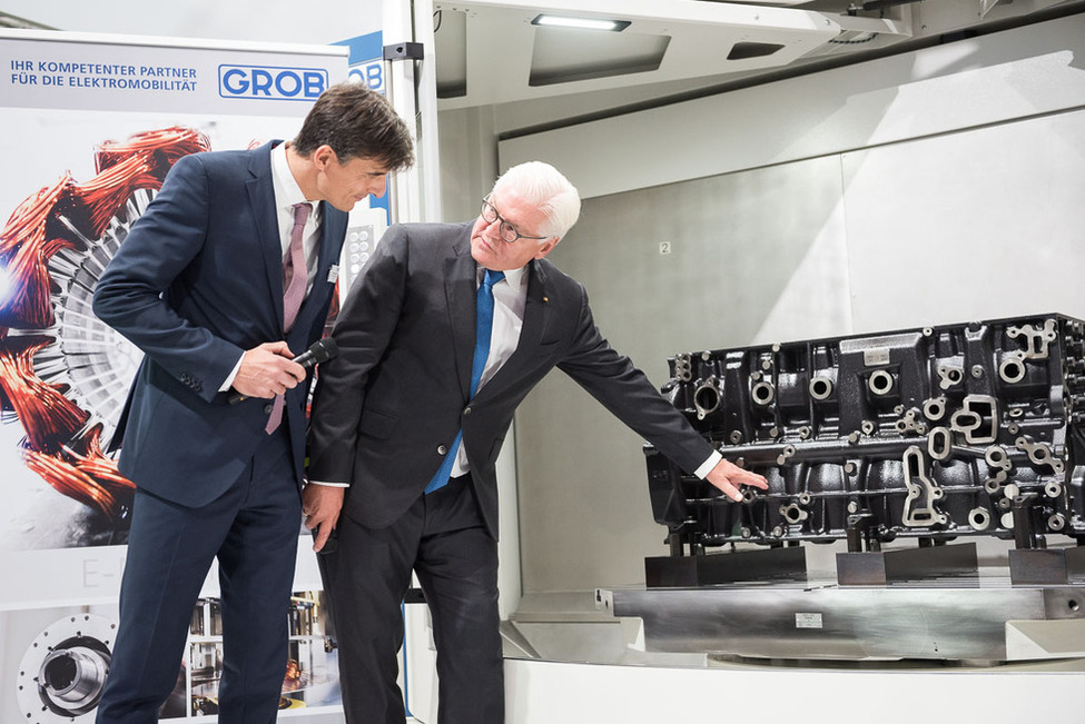 Bundespräsident Frank-Walter Steinmeier informiert sich bei den GROB-Werken während seines Rundgangs über das Messegelände anlässlich der Eröffnung der Internationalen Werkzeugmaschinen-Messe EMO in Hannover