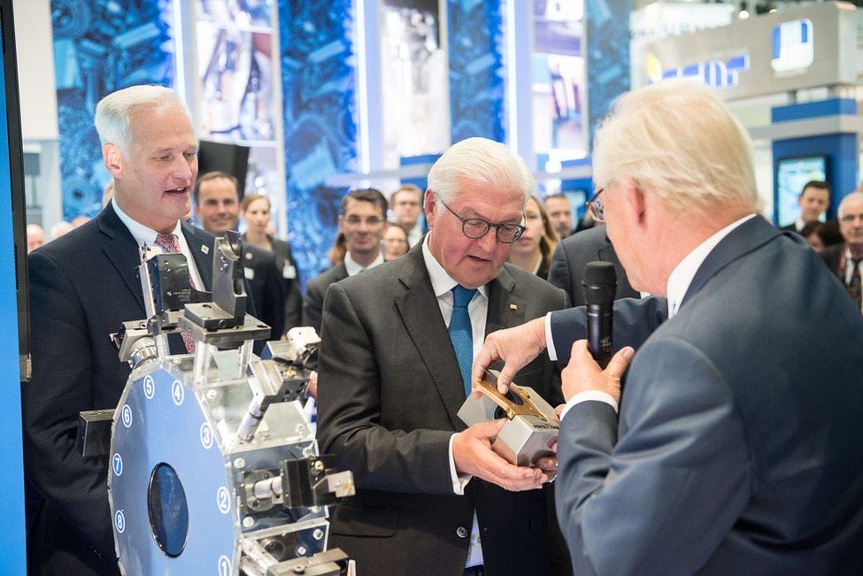 Bundespräsident Frank-Walter Steinmeier informiert sich am Stand der TRUMPF GmbH während seines Rundgangs über das Messegelände anlässlich der Eröffnung der Internationalen Werkzeugmaschinen-Messe EMO in Hannover