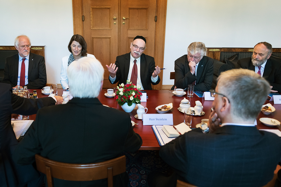 Bundespräsident Frank-Walter Steinmeier beim Gespräch mit dem Präsidium des Deutschen Koordinierungsrates e.V. im Gartensalon von Schloss Bellevue 