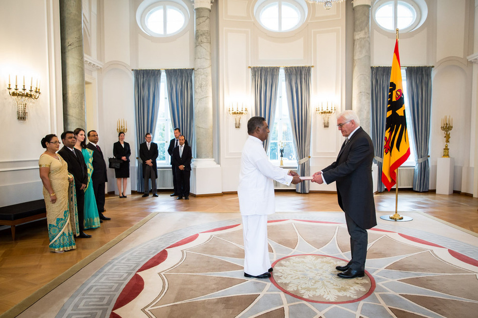 Bundespräsident Frank-Walter Steinmeier beim Empfang des Beglaubigungsschreibens von Karunasena Hettiarachchi aus der Demokratischen Sozialistischen Republik Sri Lanka im Langhanssaal  von Schloss Bellevue anlässlich der Akkreditierung von Botschaftern