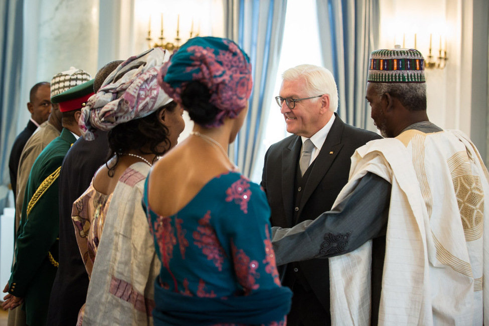 Bundespräsident Frank-Walter Steinmeier wird die Delegation von Yusuf Maitama Tuggar aus der Bundesrepublik Nigeria im Langhassaal vorgestellt anlässlich der Akkreditierung von Botschaftern in Schloss Bellevue 