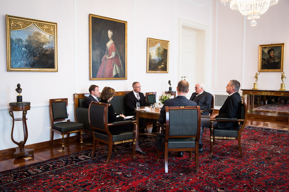 Bundespräsident Frank-Walter Steinmeier beim Gespräch mit Petter Ølberg aus dem Königreich Norwegen im Salon Luise anlässlich der Akkreditierung von Botschaftern in Schloss Bellevue 