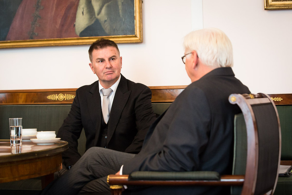 Bundespräsident Frank-Walter Steinmeier beim Gespräch mit Franc But aus der Republik Slowenien im Salon Luise anlässlich der Akkreditierung von Botschaftern in Schloss Bellevue 