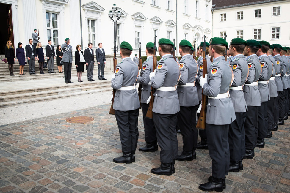 Verabschiedung mit kleinem militärischen Zeremoniell von Jean Graff des Großherzogtums Luxemburg im Ehrenhof von Schloss Bellevue nach seiner Akkreditierung als Botschafter