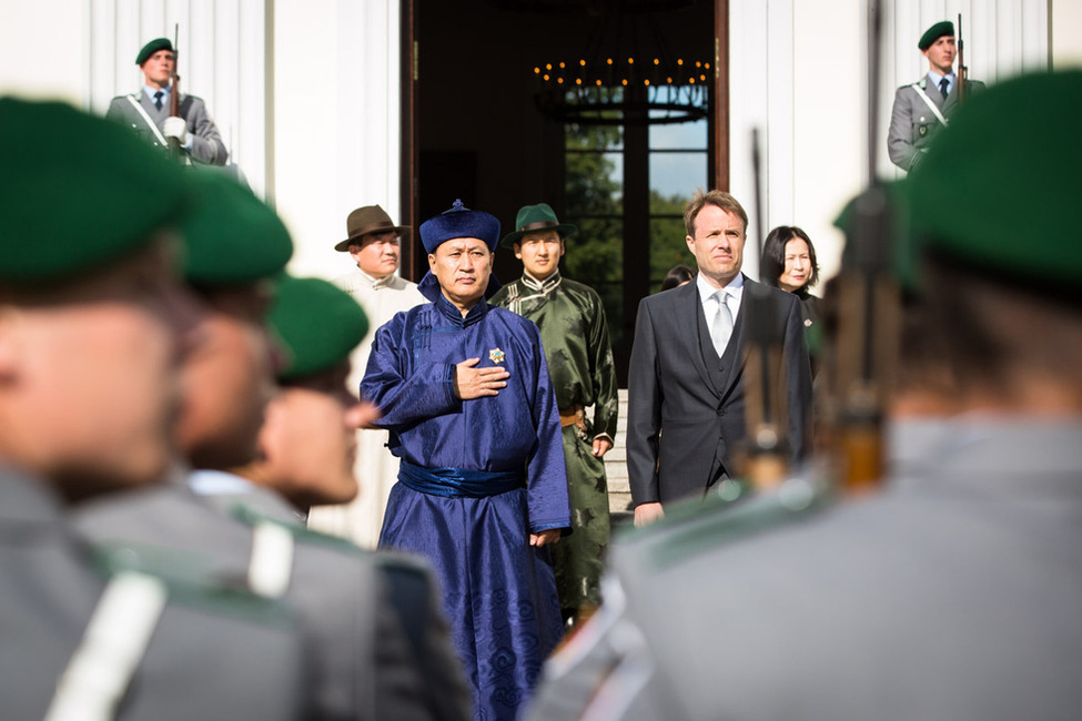 Verabschiedung mit kleinem militärischen Zeremoniell von Ganbat Bontoi Damba aus der Mongolei im Ehrenhof von Schloss Bellevue nach seiner Akkreditierung als Botschafter