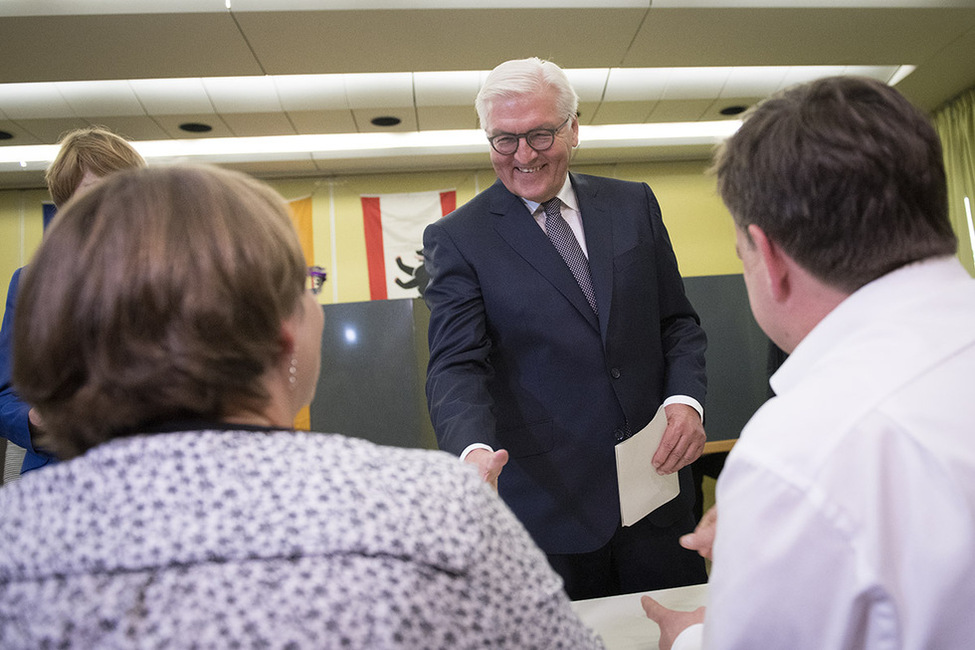 Bundespräsident Frank-Walter Steinmeier dankt den Wahlhelferinnen und Wahlhelfern bei seiner Stimmabgabe bei der Bundestagswahl in der Nord-Grundschule in Berlin-Zehlendorf