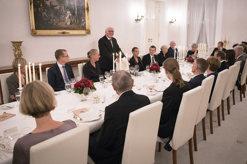Bundespräsident Frank-Walter Steinmeier hält eine kurze Ansprache beim Abendessen zu Ehren von Christoph Bertram im Schinkelsaal von Schloss Bellevue