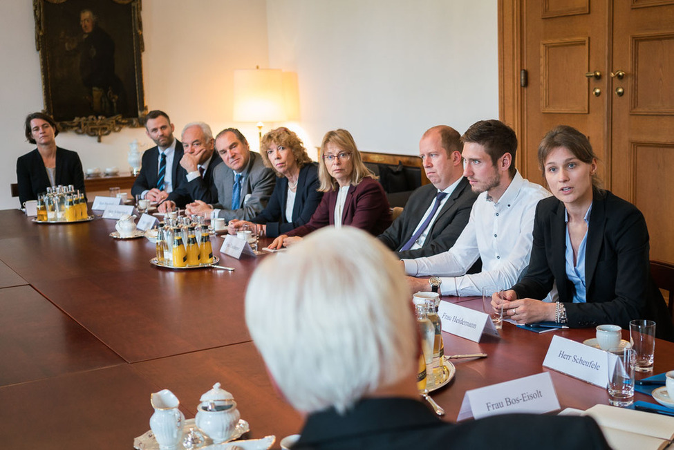 Bundespräsident Frank-Walter Steinmeier beim Gespräch mit dem Präsidium des Deutschen Olympischen Sportbunds im Gartensalon von Schloss Bellevue 