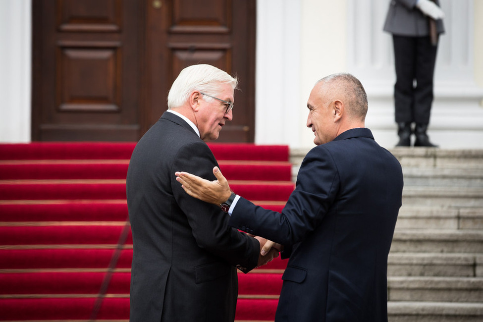 Bundespräsident Frank-Walter Steinmeier begrüßt den Präsidenten der Republik Albanien, Ilir Meta, am Schlossportal anlässlich der Begrüßung mit militärischen Ehren in Schloss Bellevue 