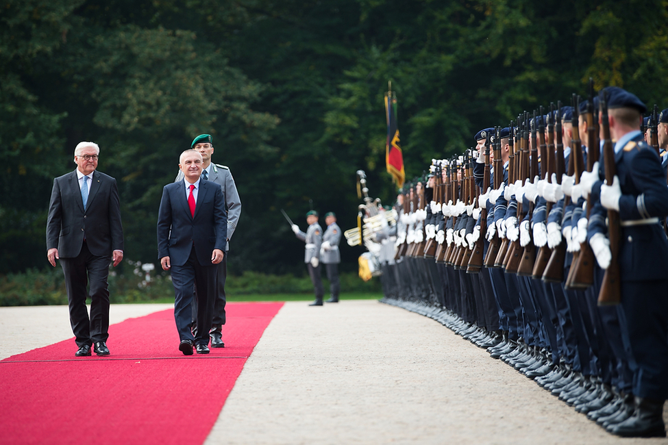 Bundespräsident Frank-Walter Steinmeier und der Präsident der Republik Albanien, Ilir Meta, schreiten die der Ehrenformation der Bundeswehr im Schlosspark anlässlich der Begrüßung mit militärischen Ehren in Schloss Bellevue ab