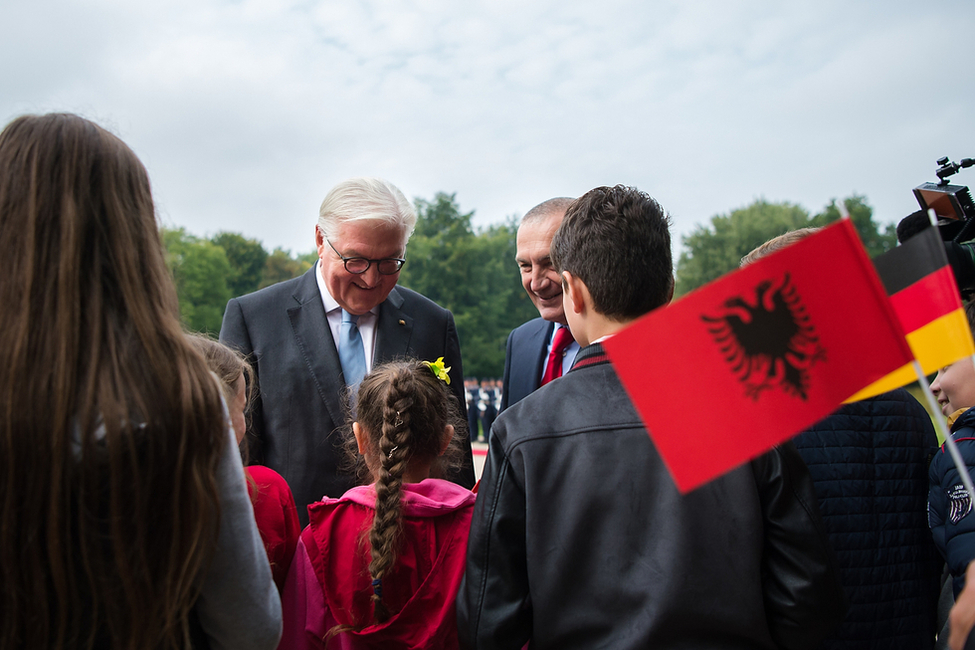 Bundespräsident Frank-Walter Steinmeier und der Präsident der Republik Albanien, Ilir Meta, bei der anlässlich der Begegnung mit Schülerinnen und Schülern der Gemeinschaftsschule Campus Efeuweg anlässlich der militärischen Ehren in Schloss Bellevue