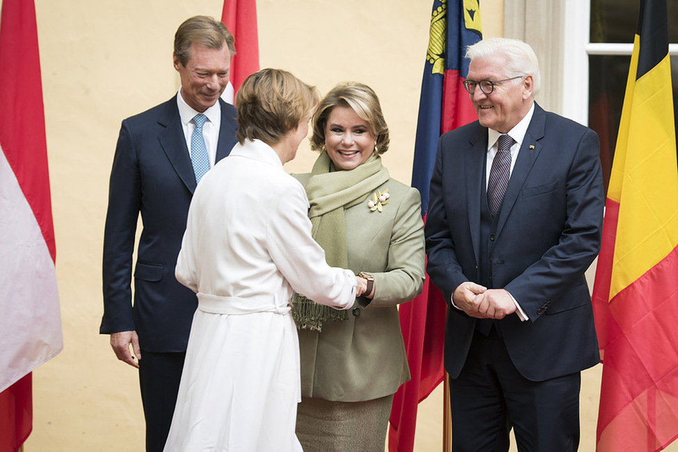 Bundespräsident Frank-Walter Steinmeier und Elke Büdenebender werden durch den Großherzog und die Großherzogin von Luxemburg an der Abtei Neumünster anlässlich des Treffens deutschsprachiger Staatsoberhäupter in Luxemburg begrüßt 