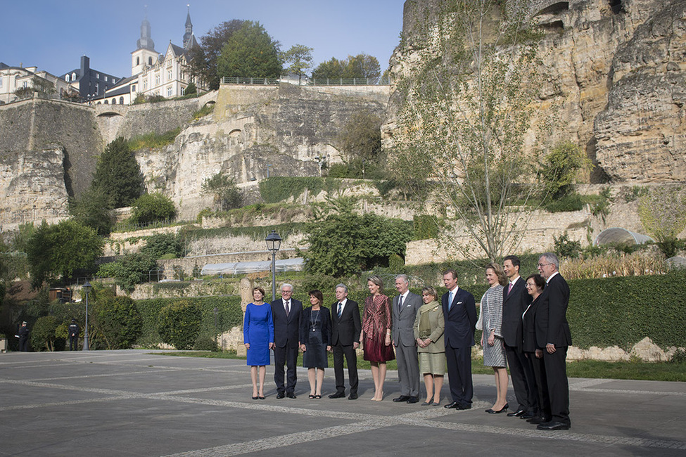 Bundespräsident Frank-Walter Steinmeier und Elke Büdenbender beim gemeinsamen Familienfoto mit den Staatsoberhäuptern von Belgien, Liechtenstein, Österreich und der Schweiz anlässlich des Treffens deutschsprachiger Staatsoberhäupter in Luxemburg 