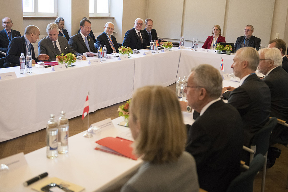 Bundespräsident Frank-Walter Steinmeier bei der Teilnahme an der ersten Arbeitssitzung im Saal Chapelle der Abtei Neumünster anlässlich des Treffens deutschsprachiger Staatsoberhäupter in Luxemburg 