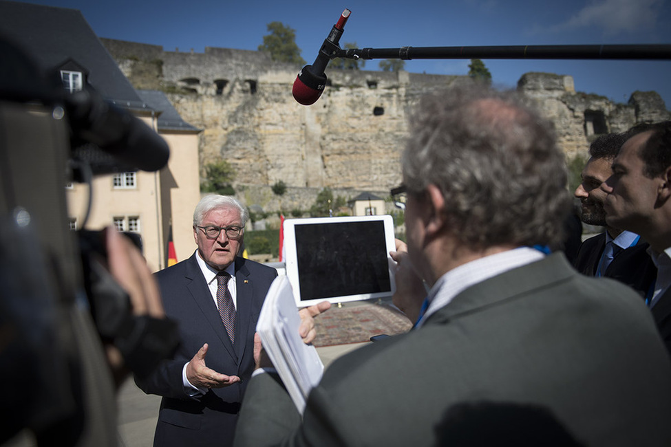 Bundespräsident Frank-Walter Steinmeier bei einer kurzen Begegnung mit der Presse vor der Abtei Neumünster anlässlich des Treffens deutschsprachiger Staatsoberhäupter in Luxemburg 