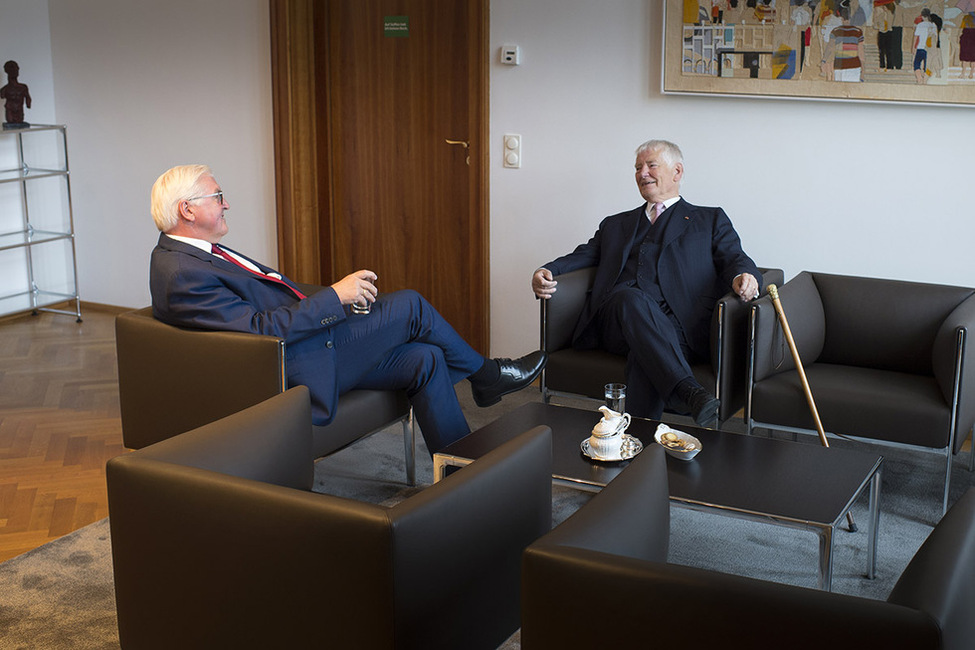 Bundespräsident Frank-Walter Steinmeier im Gespräch mit Bundesminister a. D. Otto Schily anlässlich eines Mittagessen zu seinen Ehren zu seinem 85. Geburtstag in Schloss Bellevue 