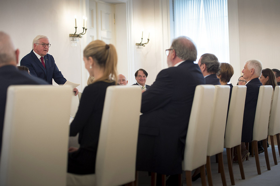 Bundespräsident Frank-Walter Steinmeier hält eine Tischrede bei dem Mittagessen zu Ehren von Bundesminister a. D. Otto Schily anlässlich seines 85. Geburtstages im Schinkelsaal von Schloss Bellevue 