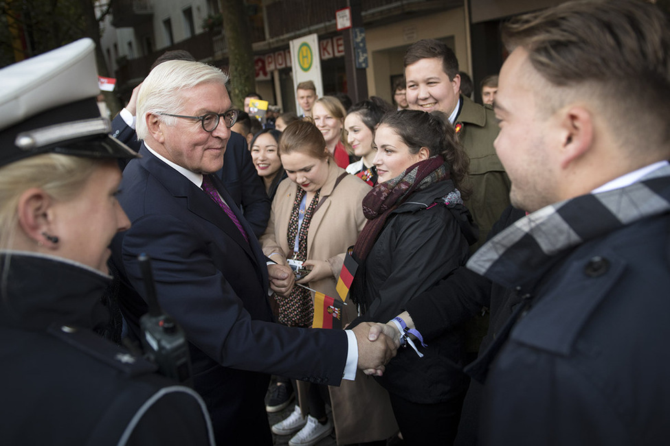 Bundespräsident Frank-Walter Steinmeier trifft am Gutenbergmuseum ein und begrüßt Bürgerinnen und Bürgern anlässlich des Festakts zum Tag der Deutschen Einheit in der Rheingoldhalle des Kongresssaals in Mainz 