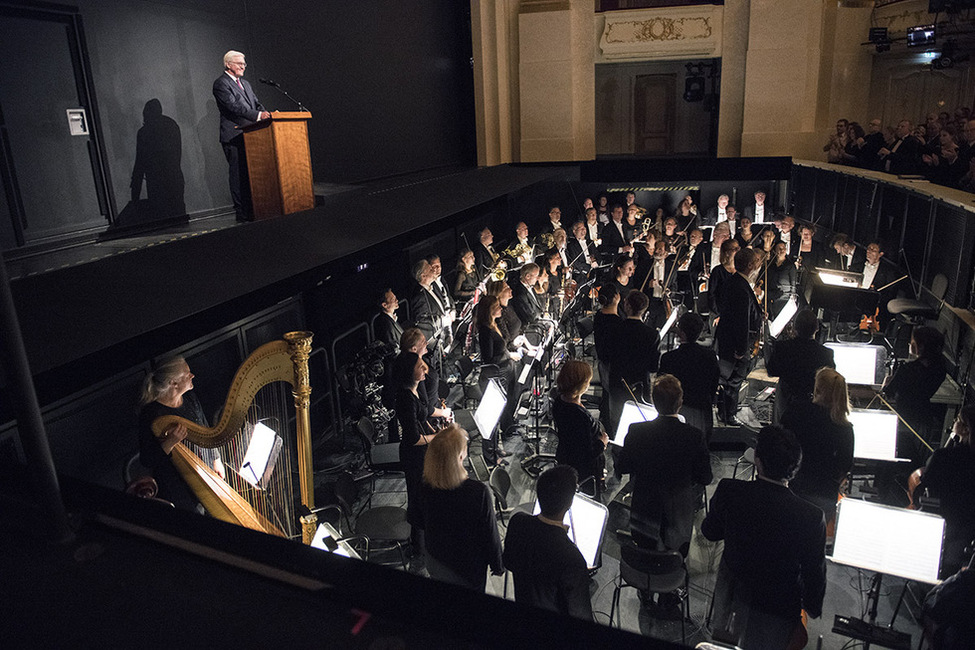 Bundespräsident Frank-Walter Steinmeier hält ein Grußwort Apollosaal anlässlich der Wiedereröffnung der Staatsoper Unter den Linden in Berlin 