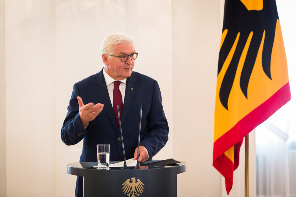 Bundespräsident Frank-Walter Steinmeier hält eine Rede anlässlich der Ordensverleihung zum Tag der Deutschen Einheit im Großen Saal von Schloss Bellevue 