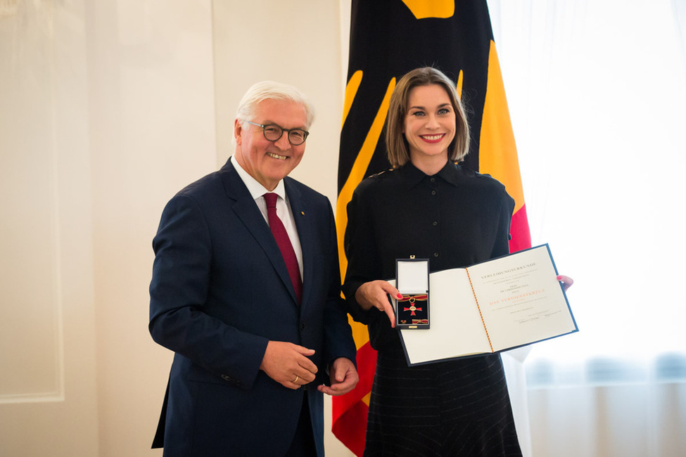 Bundespräsident Frank-Walter Steinmeier zeichnet zeichnet Christiane Paul mit dem Verdienstkreuz am Bande für ihr Engagement als Botschafterin für Kampagnen zum Welt-AIDS-Tag bei der Ordensverleihung zum Tag der Deutschen Einheit in Schloss Bellevue aus