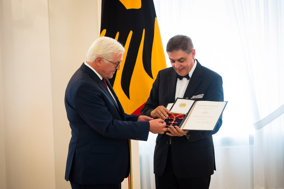 Bundespräsident Frank-Walter Steinmeier zeichnet Romani Rose mit dem Großen Verdienstkreuz für seinen Kampf gegen Verfolgung, Diskriminierung und Ausgrenzung von Minderheiten bei der Ordensverleihung zum Tag der Deutschen Einheit in Schloss Bellevue aus