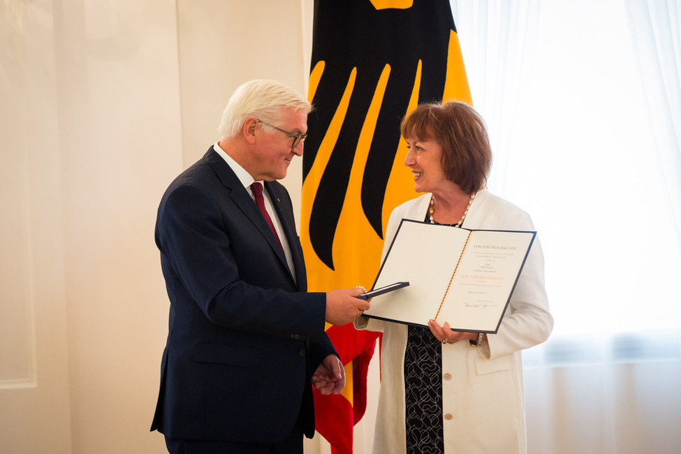 Bundespräsident Frank-Walter Steinmeier zeichnet Vera Falck mit dem Verdienstkreuz am Bande für ihr Engagement Kindern zu helfen, die Opfer von sexueller Gewalt geworden sind, bei der Ordensverleihung zum Tag der Deutschen Einheit in Schloss Bellevue aus