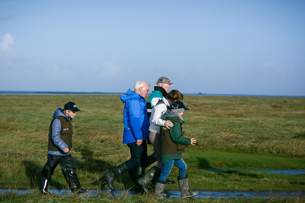 Bundespräsident Frank-Walter Steinmeier und Elke Büdenbender bei der Besichtigung des Nationalparks Wattenmeer gemeinsam mit Juniorrangern und Wasserbauwerker auf der Hamburger Hallig anlässlich des Antrittsbesuchs in Schleswig-Holstein  