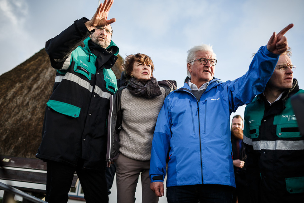 Bundespräsident Frank-Walter Steinmeier und Elke Büdenbender beim Gang ins Watt mit Erläuterungen zum Klimawandel und Küstenschutz auf der Hamburger Hallig anlässlich des Antrittsbesuchs in Schleswig-Holstein  