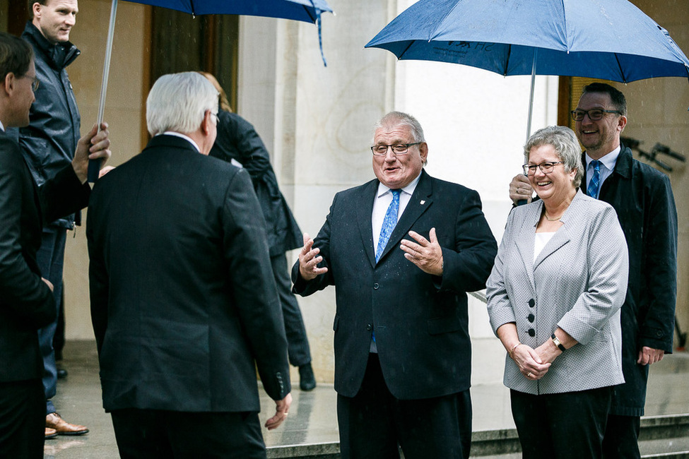 Bundespräsident Frank-Walter Steinmeier begrüßt Klaus Schlie, Präsident des Schleswig-Holsteinischen Landtags, in Kiel anlässlich des Antrittsbesuchs in Schleswig-Holstein  