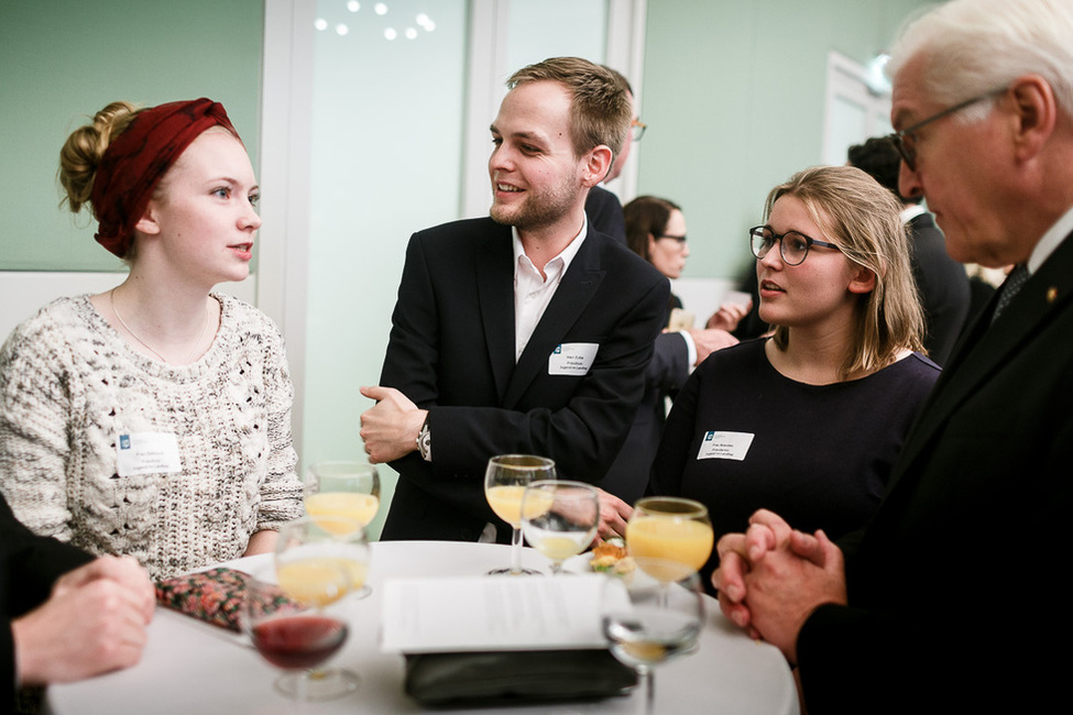 Bundespräsident Frank-Walter Steinmeier beim Gespräch mit Vertretern des Jugendparlamentes beim Empfang des Landtagspräsidenten in Kiel anlässlich des Antrittsbesuchs in Schleswig-Holstein  