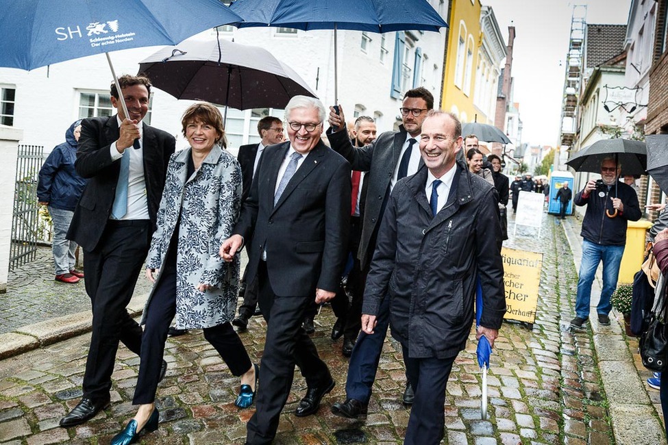 Bundespräsident Frank-Walter Steinmeier und Elke Büdenbender beim Gang durch Husum zum Storm-Hausanlässlich des Antrittsbesuchs in Schleswig-Holstein  