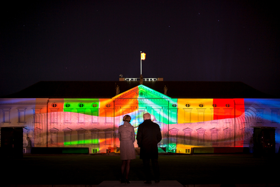 Bundespräsident Frank-Walter Steinmeier und Elke Büdenbender sehen sich die Projektion zum Sonder-Award 'Demokratie' beim Festival of Lights 2017 auf der Fassade von Schloss Bellevue an