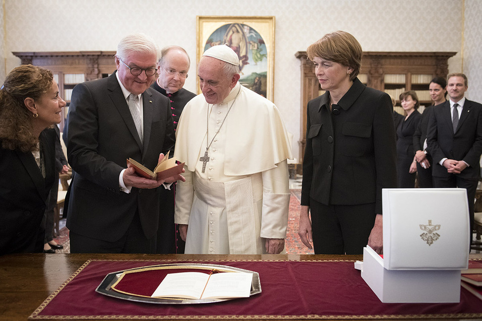Bundespräsident Frank-Walter Steinmeier und Elke Büdenbender beim Geschenkaustausch nach einer Privataudienz bei Papst Franziskus anlässlich seiner Reise in den Vatikan 