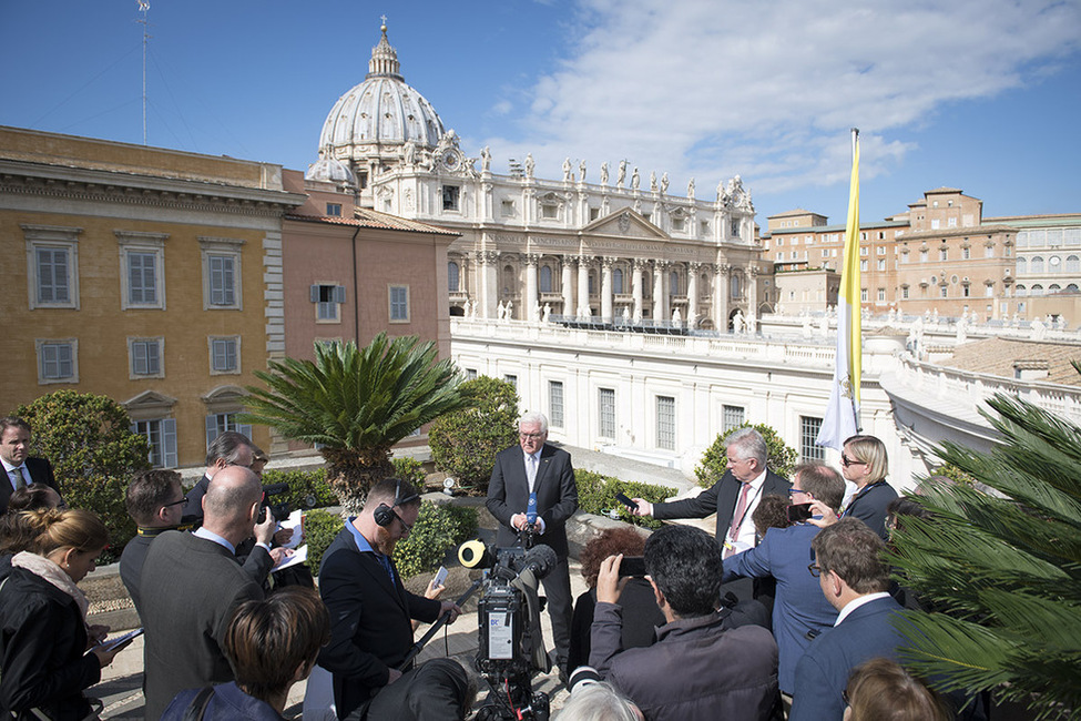 Bundespräsident Frank-Walter Steinmeier bei einer Begegnung mit der Presse auf der Terrasse des Hotel Residenza Paolo VI in Rom anlässlich seiner Reise in den Vatikan 