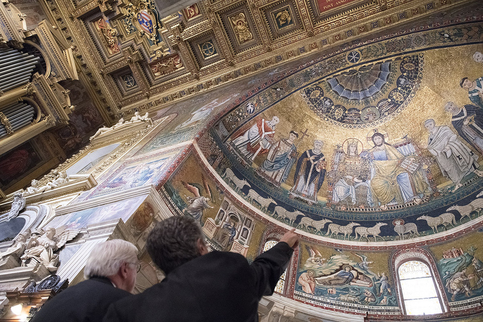 Bundespräsident Frank-Walter Steinmeier bei der Führung durch die Marienkirche  Basilica Santa Maria in Trastevere in Rom anlässlich seiner Reise in den Vatikan 