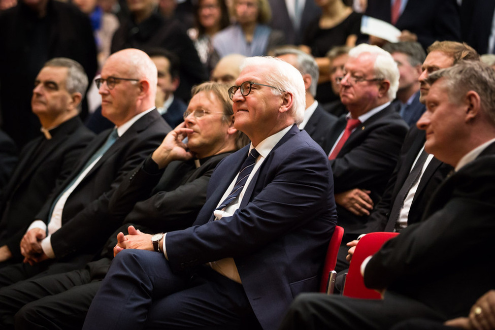 Bundespräsident Frank-Walter Steinmeier lauscht der Ansprache von Reinhard Kardinal Marx im Auditorium der Katholischen Akademie in Berlin e.V. anlässlich seiner Teilnahme am Michaelsempfang der Deutschen Bischofskonferenz